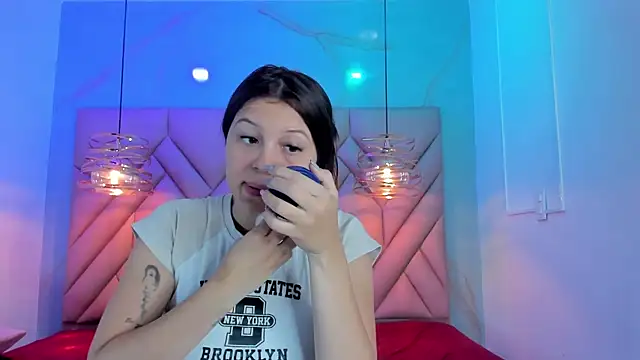 Snapshot of AngelaaCute_ chatting on 8, 7, 2026 AngelaaCute online show from 8, 7, 2026