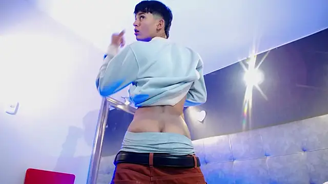 Twinkie-Alex18 online show from 17, 2, 2025