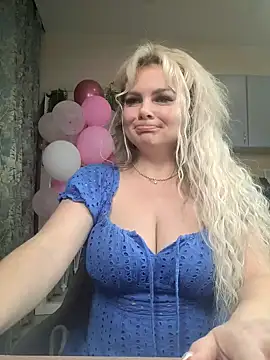 Snapshot of candy_queeen chatting on 22, 2, 2025 candy queeen online show from 22, 2, 2025