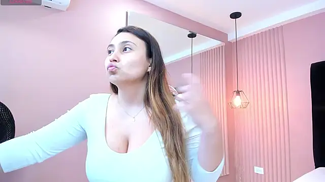 Snapshot of dulce_santamaria chatting on 6, 12, 2024 dulce santamaria online show from 6, 12, 2024