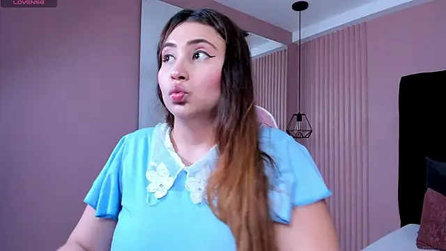 Snapshot of dulce_santamaria chatting on 7, 1, 2025 dulce santamaria online show from 7, 1, 2025