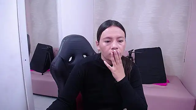 Snapshot of lauraguzman chatting on 10, 2, 2025 lauraguzman online show from 10, 2, 2025