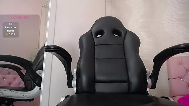 Snapshot of lauraguzman chatting on 4, 10, 2025 lauraguzman online show from 4, 10, 2025