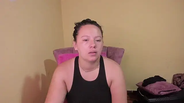 Snapshot of lauraguzman chatting on 11, 6, 2026 lauraguzman online show from 11, 6, 2026