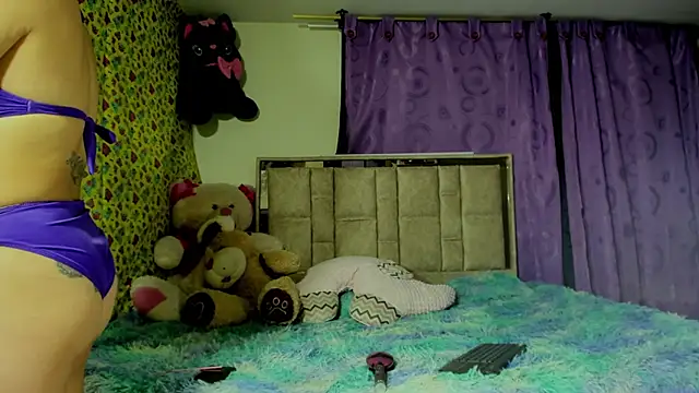Snapshot of alanaanddaphne chatting on 24, 4, 2026 alanaanddaphne online show from 24, 4, 2026