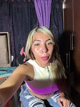 Snapshot of alanaanddaphne chatting on 19, 5, 2026 alanaanddaphne online show from 19, 5, 2026