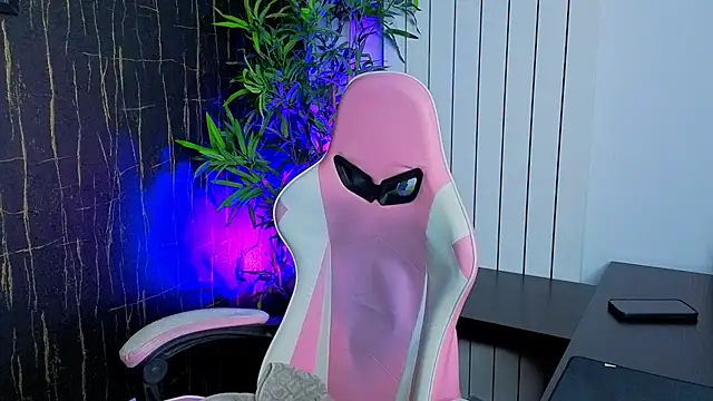 Snapshot of AlyseReuse chatting on 8, 10, 2025 AlyseReuse online show from 8, 10, 2025