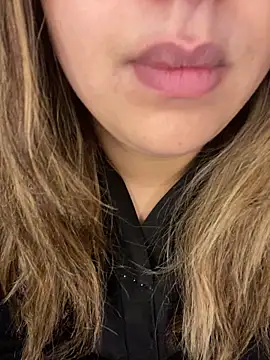 yassminsexy22 online show from 16, 4, 2026