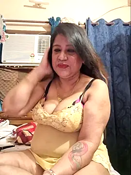 Snapshot of Hot_Queen77 chatting on 4, 3, 2025 Hot Queen77 online show from 4, 3, 2025