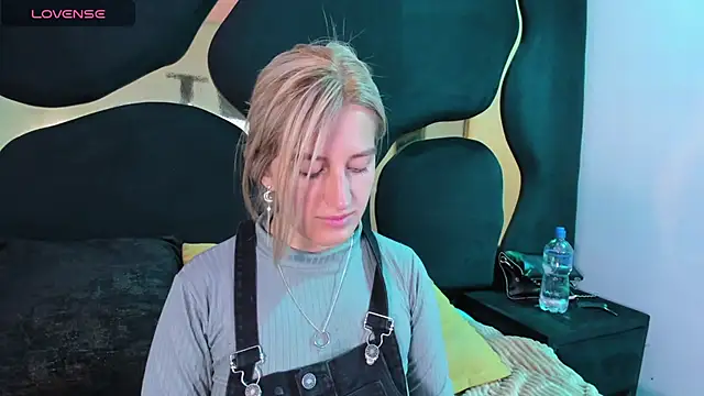 GiaRoussel online show from 3, 3, 2026