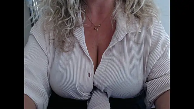 Snapshot of JenniLowen chatting on 16, 6, 2026 JenniLowen online show from 16, 6, 2026