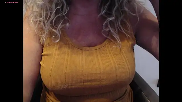 Snapshot of JenniLowen chatting on 25, 6, 2026 JenniLowen online show from 25, 6, 2026