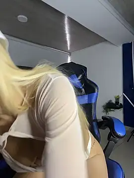 Snapshot of alicev_kitty chatting on 6, 4, 2026 alicev kitty online show from 6, 4, 2026