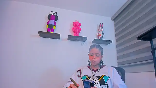 Gangster Girl online show from 10, 11, 2025