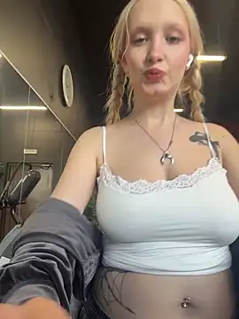 Snapshot of Milkyy_wway chatting on 27, 4, 2026 Milkyy wway online show from 27, 4, 2026