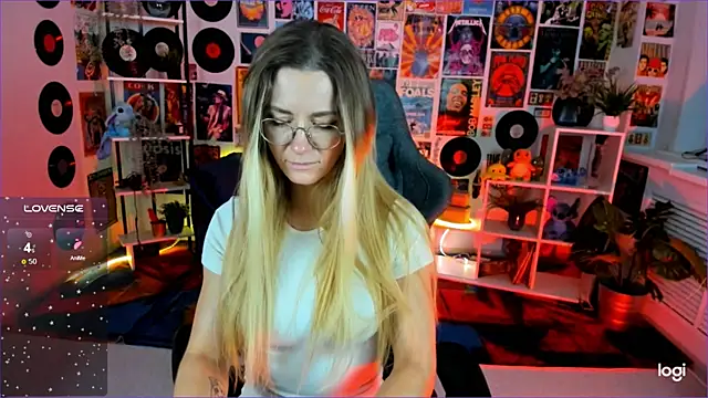 Snapshot of LadyIzabel chatting on 4, 12, 2024 LadyIzabel online show from 4, 12, 2024