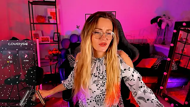 Snapshot of LadyIzabel chatting on 8, 1, 2025 LadyIzabel online show from 8, 1, 2025