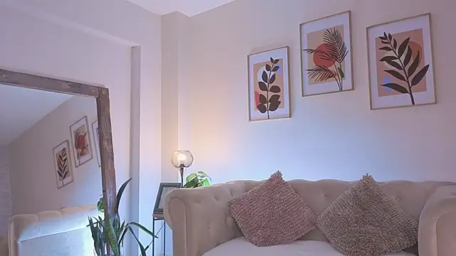 DahianaWalcott online show from 13, 4, 2026