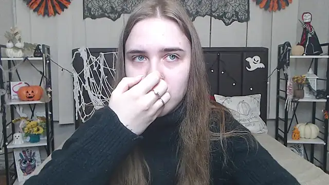 LauraHlot online show from 9, 11, 2025