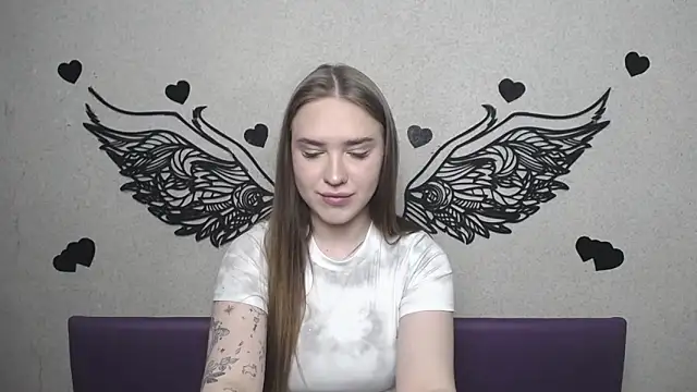 Snapshot of LauraHlot chatting on 24, 4, 2026 LauraHlot online show from 24, 4, 2026