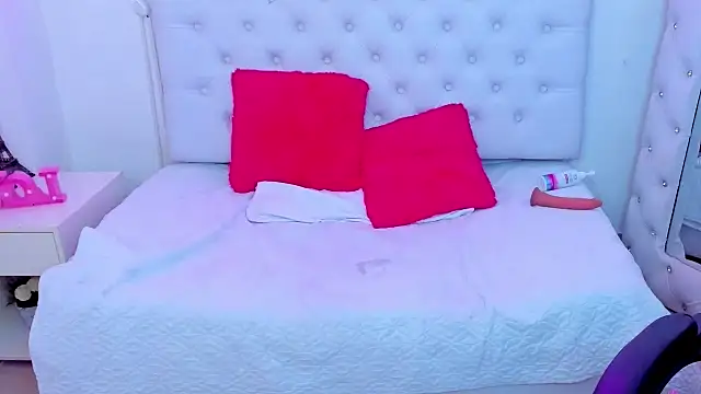 Snapshot of silvana__miller chatting on 8, 2, 2025 silvana miller online show from 8, 2, 2025