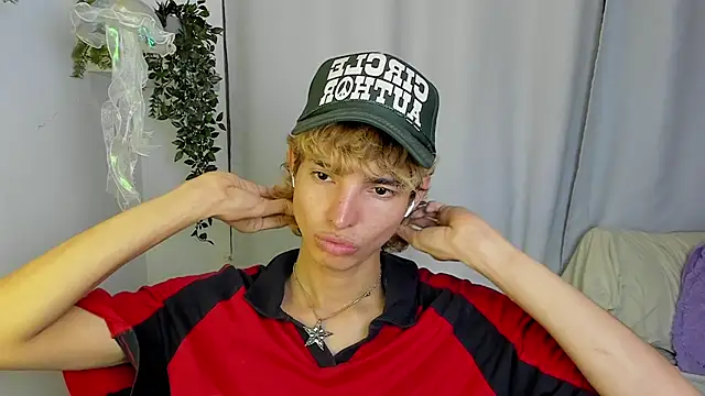 Snapshot of santy-kitty chatting on 6, 10, 2025 santy-kitty online show from 6, 10, 2025