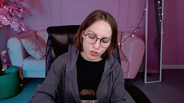 Snapshot of AphexQueen chatting on 28, 2, 2025 AphexQueen online show from 28, 2, 2025