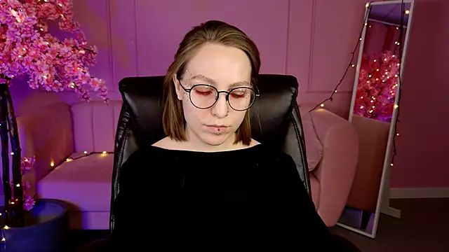 Snapshot of AphexQueen chatting on 7, 3, 2025 AphexQueen online show from 7, 3, 2025