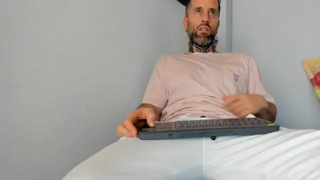 Snapshot of Antoniohot2024 chatting on 21, 2, 2025 Antoniohot2024 online show from 21, 2, 2025