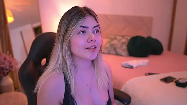 Snapshot of Lau_Bee chatting on 21, 10, 2025 Lau Bee online show from 21, 10, 2025