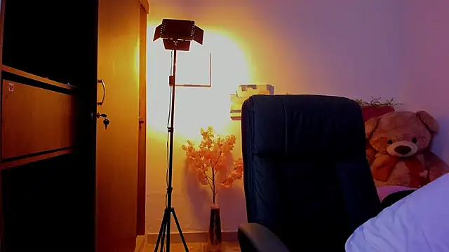 Charlee pink online show from 17, 4, 2026