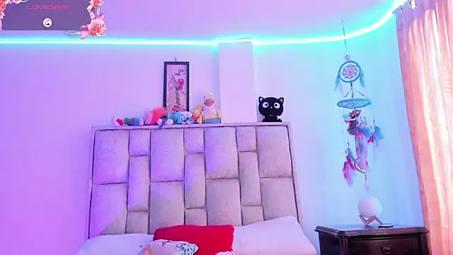 Snapshot of brianaGuzman chatting on 12, 10, 2025 brianaGuzman online show from 12, 10, 2025