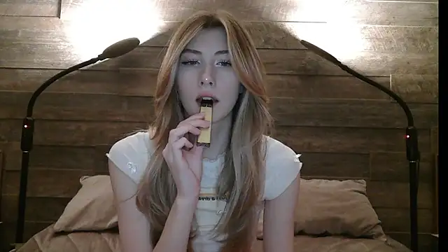 ErikaShyy online show from 12, 3, 2025