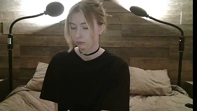 ErikaShyy online show from 2, 12, 2025