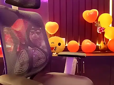 Snapshot of GoldnessAishu chatting on 1, 2, 2025 GoldnessAishu online show from 1, 2, 2025