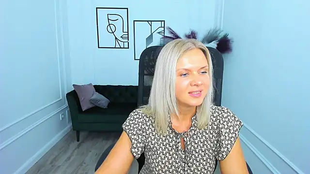 AgathaKlouin online show from 9, 11, 2025