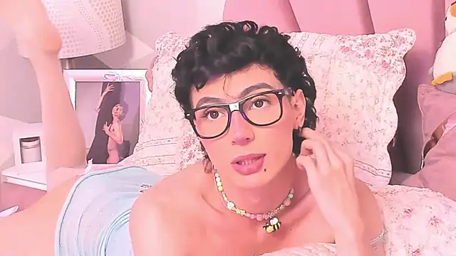 Snapshot of KylieMonnett chatting on 13, 5, 2026 KylieMonnett online show from 13, 5, 2026