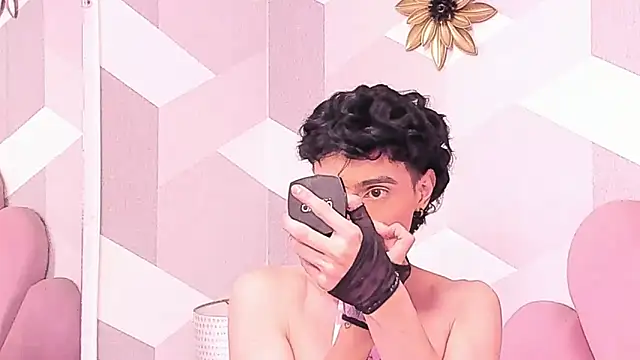 Snapshot of KylieMonnett chatting on 17, 5, 2026 KylieMonnett online show from 17, 5, 2026