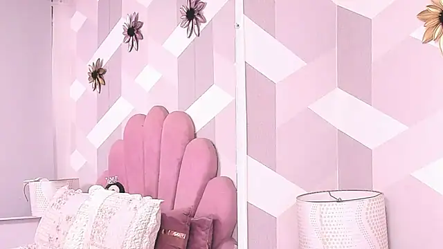 Snapshot of KylieMonnett chatting on 25, 5, 2026 KylieMonnett online show from 25, 5, 2026