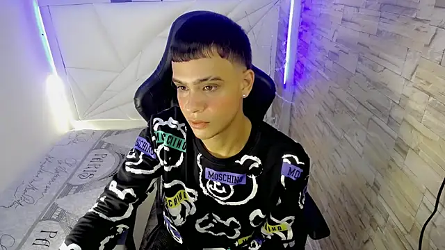 zacariasss  online show from 2, 12, 2024