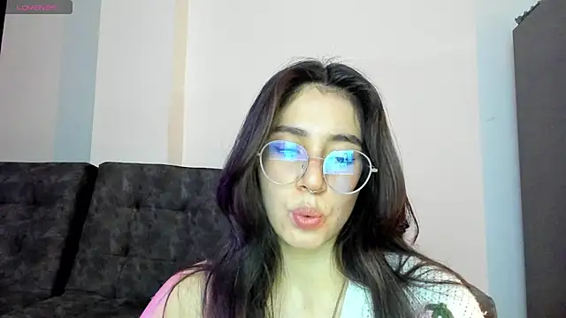 Snapshot of emmadiaz1 chatting on 3, 12, 2024 emmadiaz1 online show from 3, 12, 2024