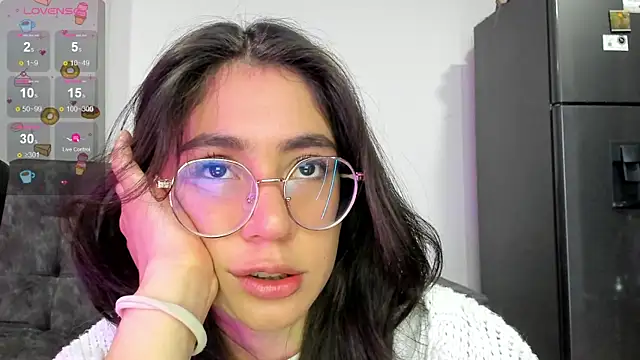 Snapshot of emmadiaz1 chatting on 10, 1, 2025 emmadiaz1 online show from 10, 1, 2025