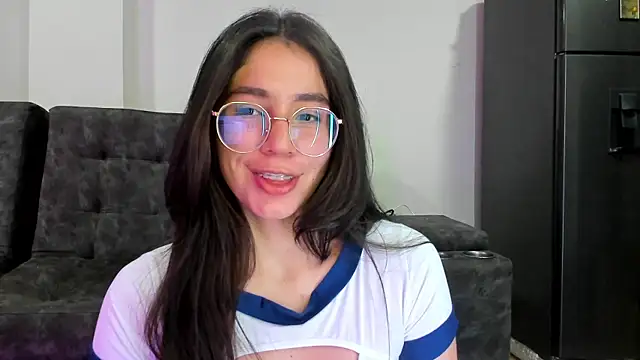 Snapshot of emmadiaz1 chatting on 5, 3, 2025 emmadiaz1 online show from 5, 3, 2025