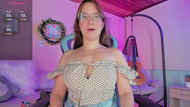 Snapshot of honey_fox1 chatting on 7, 2, 2025 honey fox1 online show from 7, 2, 2025