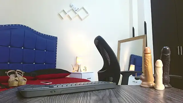 Daniela Saenz  online show from 15, 1, 2025