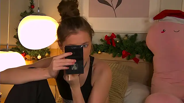 Snapshot of AshleyDouglas chatting on 3, 1, 2025 AshleyDouglas online show from 3, 1, 2025