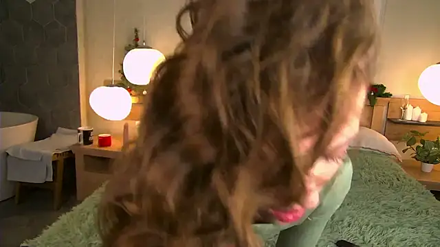 Snapshot of AshleyDouglas chatting on 5, 1, 2025 AshleyDouglas online show from 5, 1, 2025