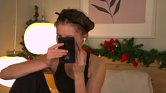 Snapshot of AshleyDouglas chatting on 6, 1, 2025 AshleyDouglas online show from 6, 1, 2025