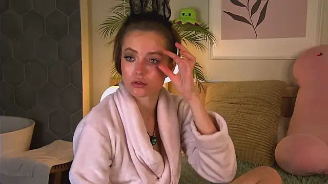 Snapshot of AshleyDouglas chatting on 19, 2, 2025 AshleyDouglas online show from 19, 2, 2025