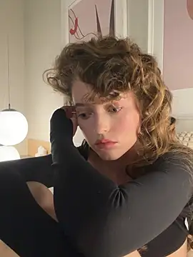 Snapshot of AshleyDouglas chatting on 9, 3, 2025 AshleyDouglas online show from 9, 3, 2025